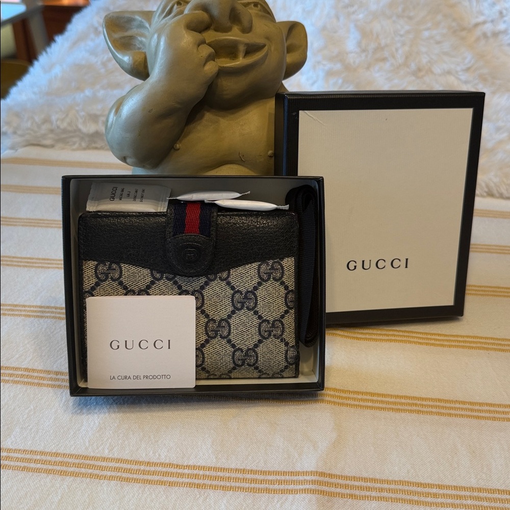 Gucci Navy and Cream Bifold Wallet with box, ribbon, paperwork, and silica packs - Picture 14 of 14
